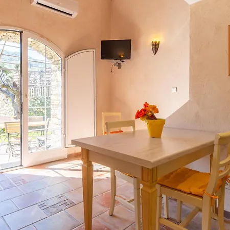 D'hotes Et De Charme - A Mandria 4*