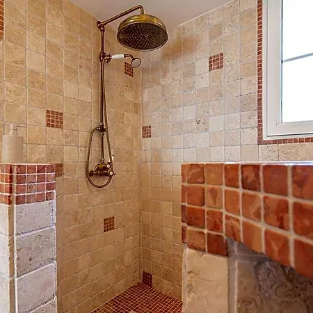 D'hotes Et De Charme - A Mandria Bed & Breakfast 4*